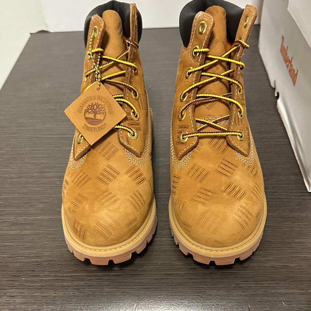 Boys Timberland Premium 6” Lace Boots in Wheat Nubuck Size 4 F52 - Picture 2 of 6
